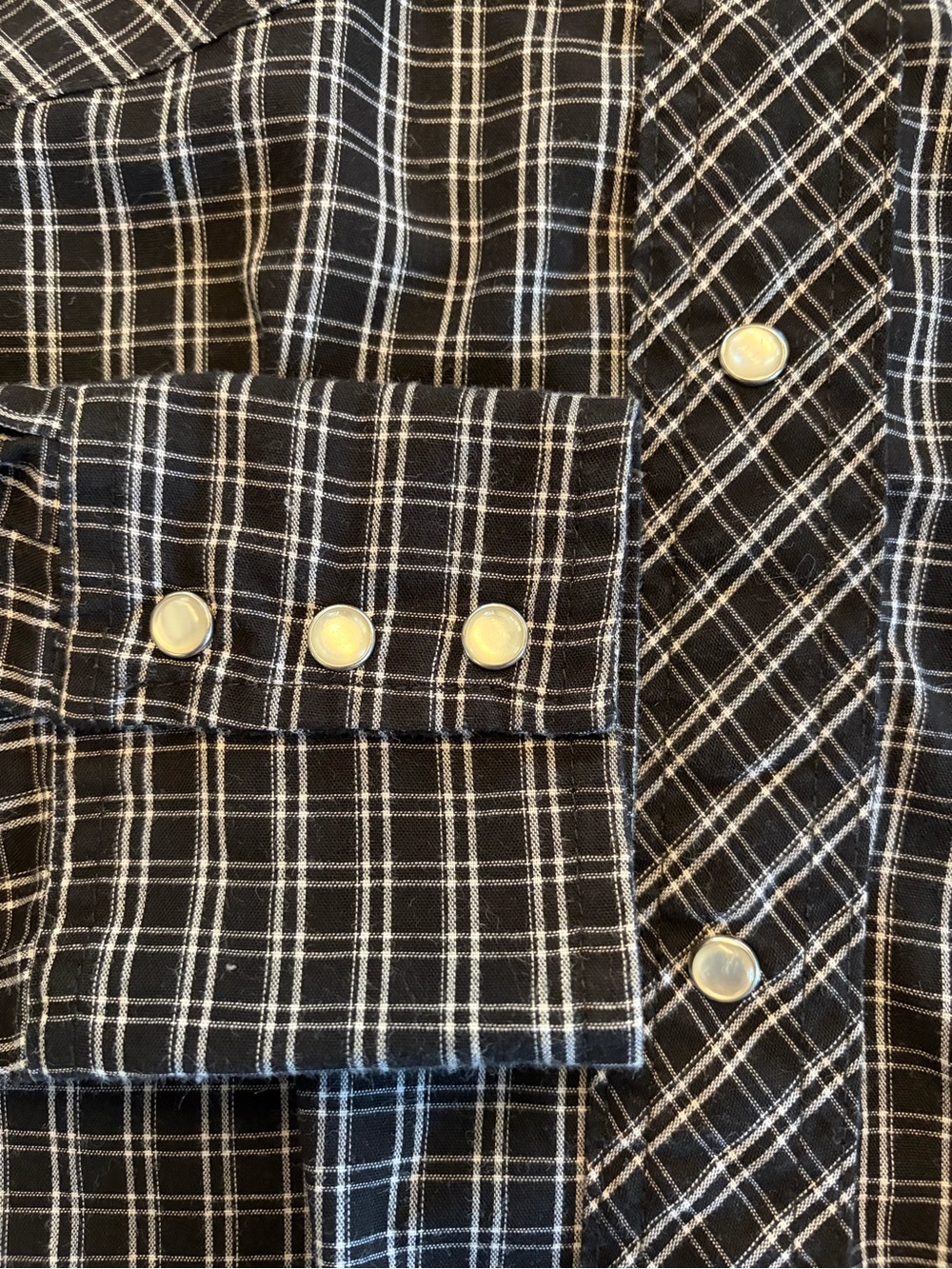 Wrangler Men’s Black and White Plaid Western Snap-Front Shirt - Picture 4 of 5